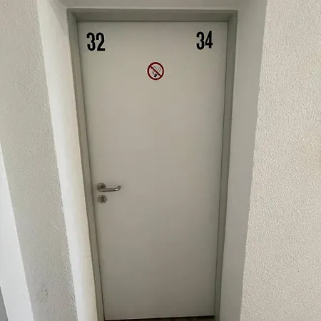 Two-bedroom Private With Parking In アパート ヴェッセリンク