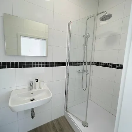 アパート Two-bedroom Private With Parking In ヴェッセリンク
